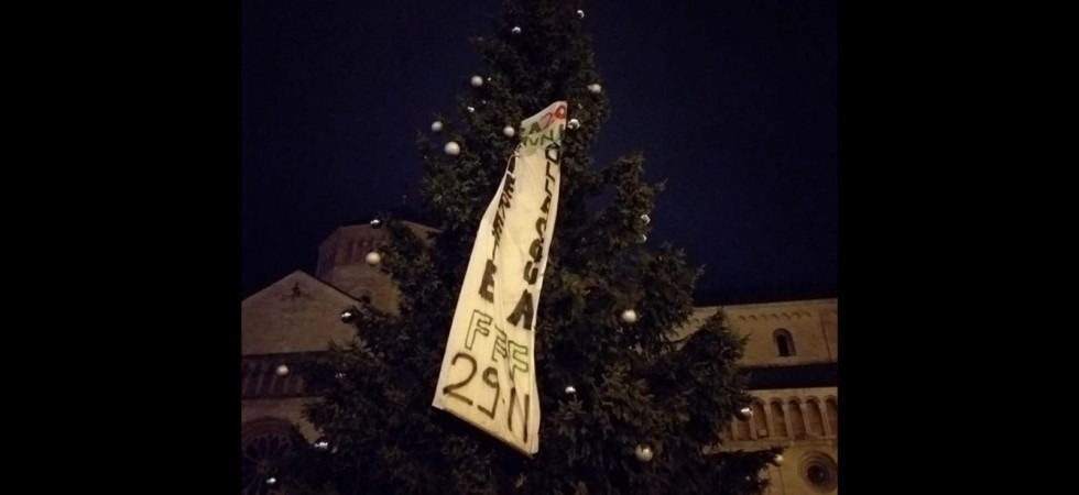 Sull'albero di Natale in piazza Duomo a Trento appare la scritta “Tra vent’anni scierete sull’acqua”